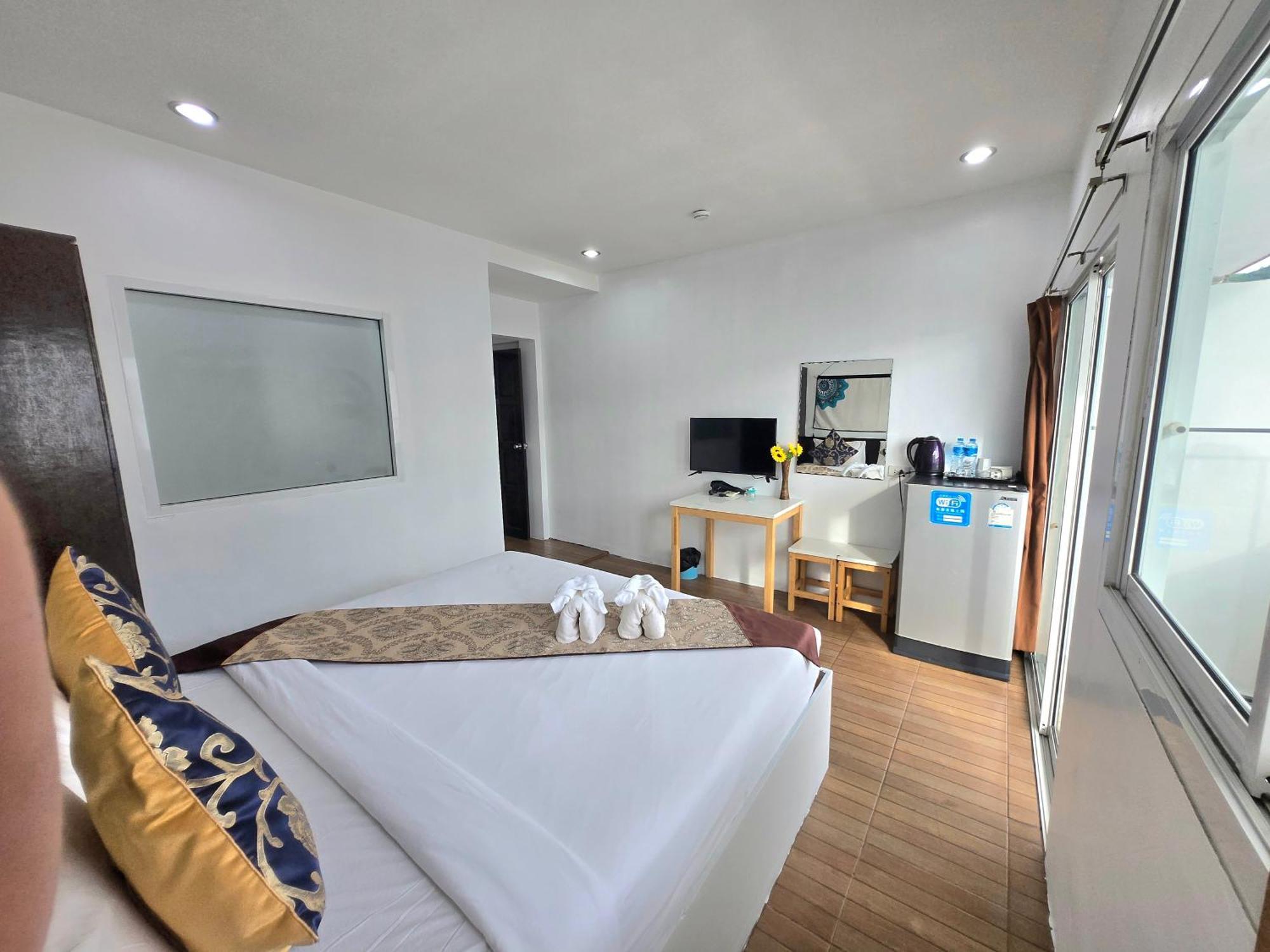 Happy 99 Guest House Patong Exterior photo